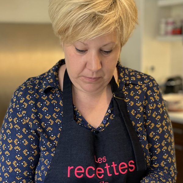 femme cuisine avec un tablier en jean
